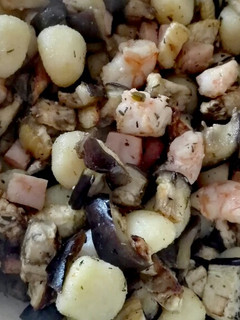 Una foto de Ñoquis con berenjenas al horno y gambas