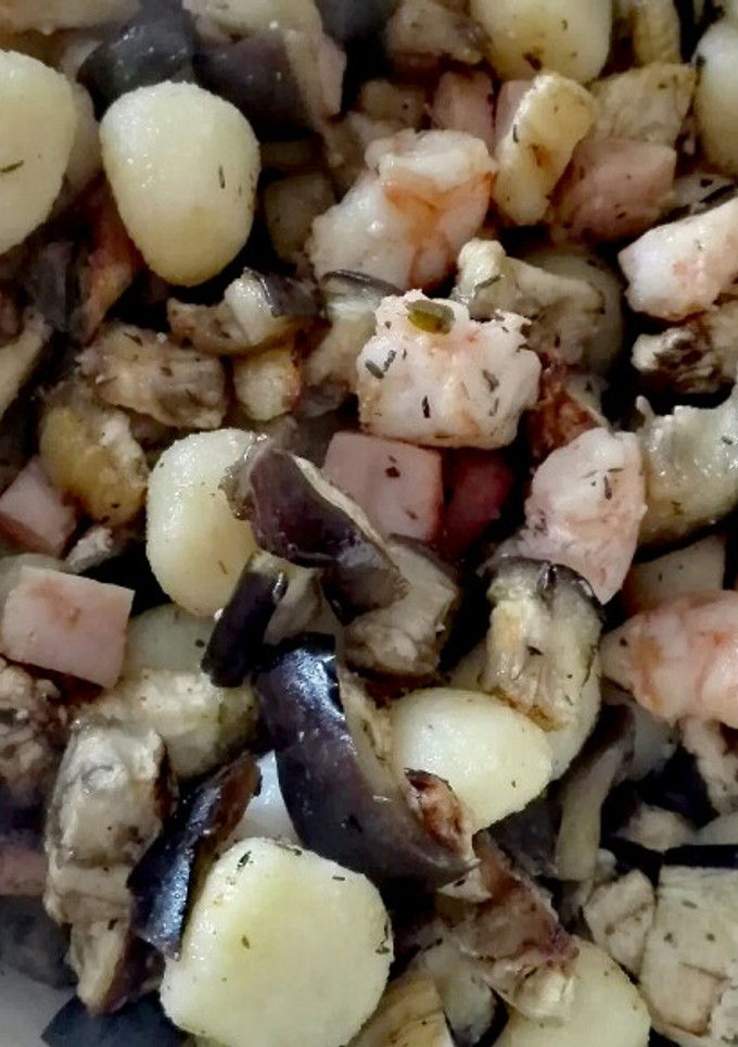 Una foto de Ñoquis con berenjenas al horno y gambas