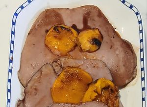Una foto de Carpaccio Templado de Nectarina Caramelizada con Pavo Glaseado a la Sartén