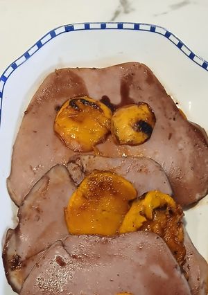 Una foto de Carpaccio Templado de Nectarina Caramelizada con Pavo Glaseado a la Sartén