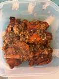 Sobrecoxas de frango temperadas e assadas