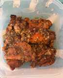 Sobrecoxas de frango temperadas e assadas