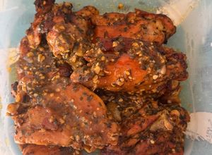 Foto de Sobrecoxas de frango temperadas e assadas