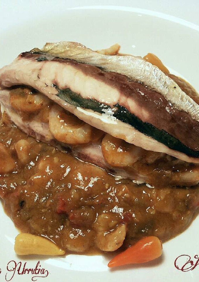 Una foto de Lomos de jurel, rellenos de gambas en salsa con un toque mejicano