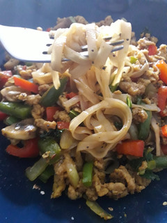 Una foto de Tallarines veganos de arroz al estilo chino / Noodles