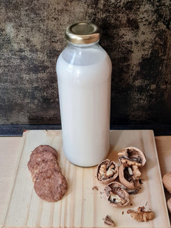 Una foto de Bebida vegetal de nueces nogal 🥛 "Leche" de nueces de Castilla + galles de bagazo u okara 🥛 2 x 1