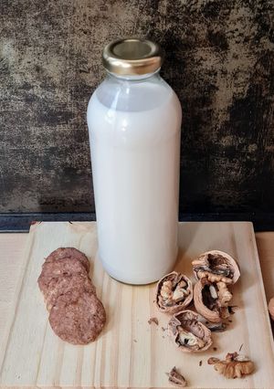Una foto de Bebida vegetal de nueces nogal 🥛 "Leche" de nueces de Castilla + galles de bagazo u okara 🥛 2 x 1