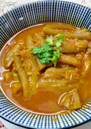 A picture of Stuffed torai in onion gravy.