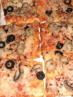 Una foto de Pizza de champiñones y aceitunas