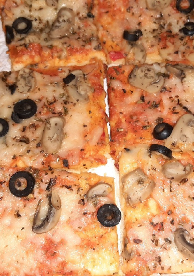 Una foto de Pizza de champiñones y aceitunas
