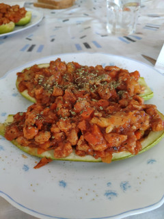 Una foto de Calabacín relleno con boloñesa vegana