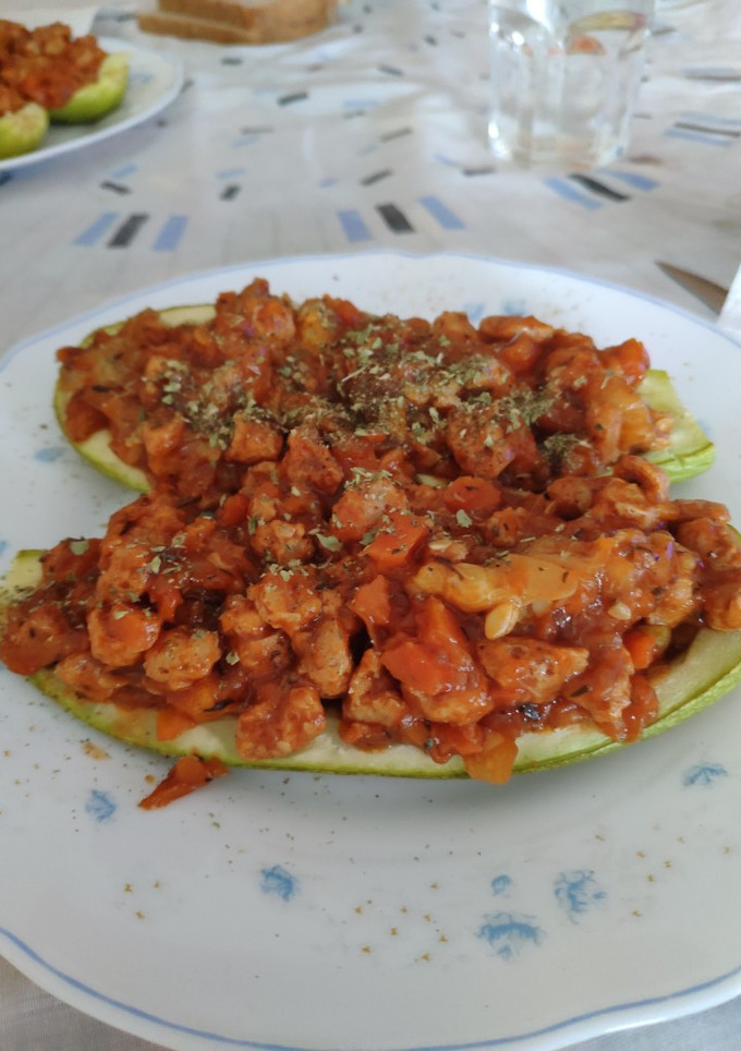 Una foto de Calabacín relleno con boloñesa vegana