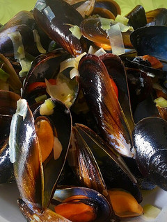Una foto de Mejillones con puerro y tomillo