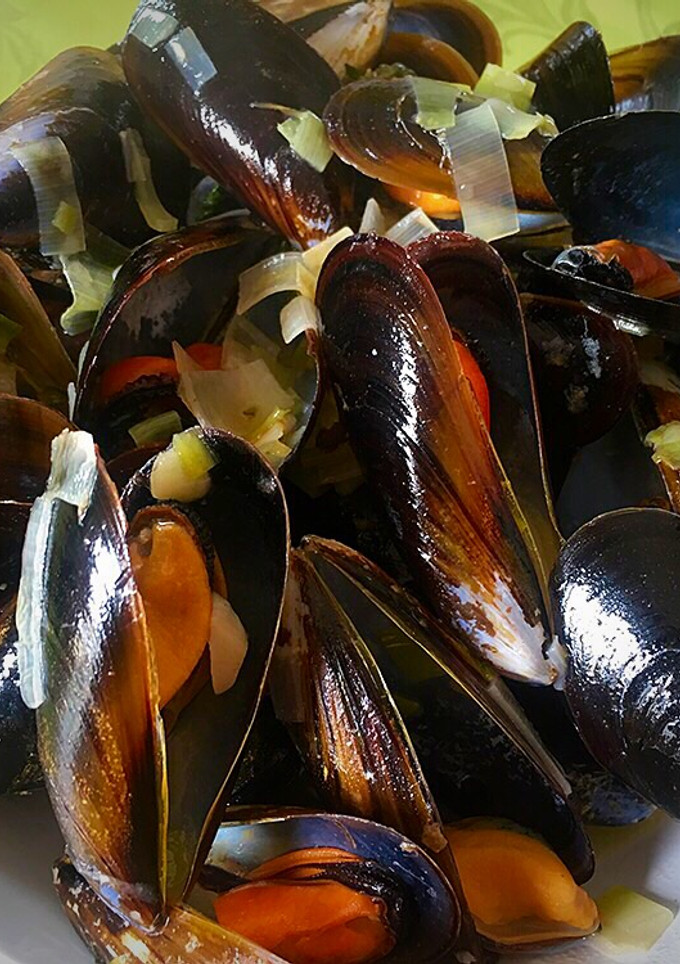 Una foto de Mejillones con puerro y tomillo