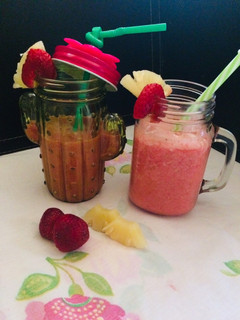 Una foto de Licuado de frutilla y piña 🍍🍓🍹