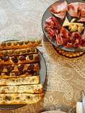 Antipasto italiano: panecitos de sabores con tabla de embutidos