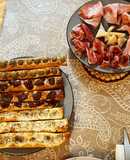 Antipasto italiano: panecitos de sabores con tabla de embutidos