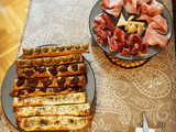 Antipasto italiano: panecitos de sabores con tabla de embutidos