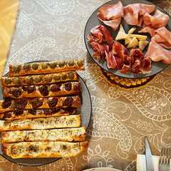 Una foto de Antipasto italiano: panecitos de sabores con tabla de embutidos