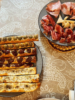 Una foto de Antipasto italiano: panecitos de sabores con tabla de embutidos