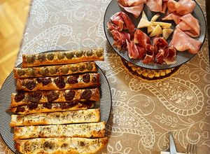 Foto principal de Antipasto italiano: panecitos de sabores con tabla de embutidos