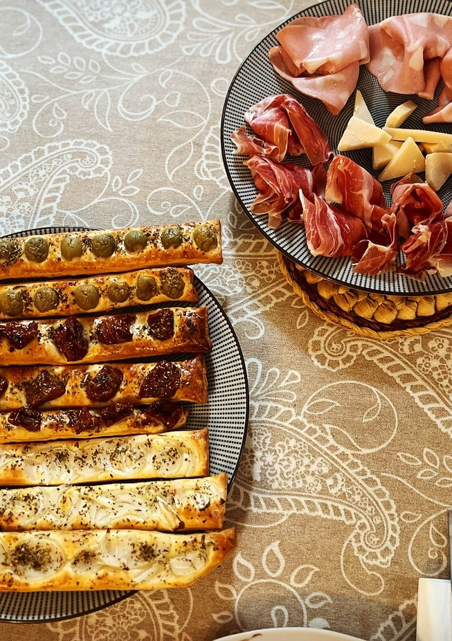 Una foto de Antipasto italiano: panecitos de sabores con tabla de embutidos