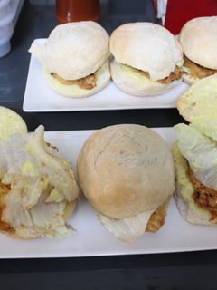 Una foto de Bollitos de lomo rebozado con lechuga
