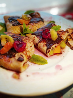 Una foto de Crepes Rellenos de Fruta Fresca con Miel