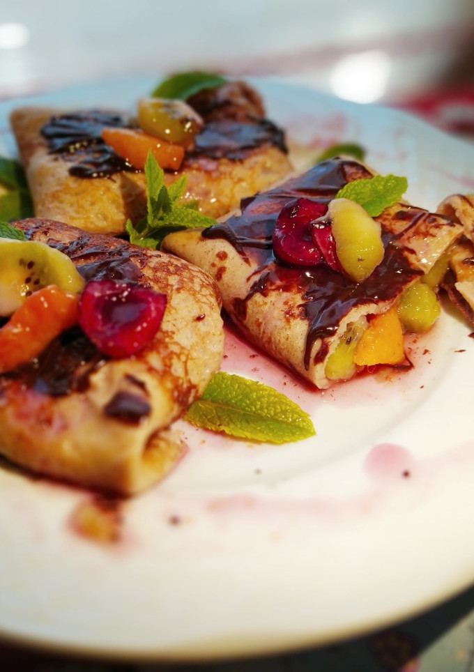 Una foto de Crepes Rellenos de Fruta Fresca con Miel