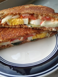 எக் மயோ சாண்ட்விச் (egg mayo sandwich recipe in tamil) செய்முறை முக்கிய புகைப்படம்