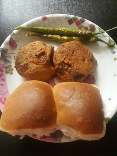 वडापाव (vada pav recipe in marathi) रेसिपी चे मुख्य फोटो