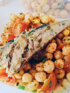 Una foto de Ensalada de garbanzos y caballa al grill