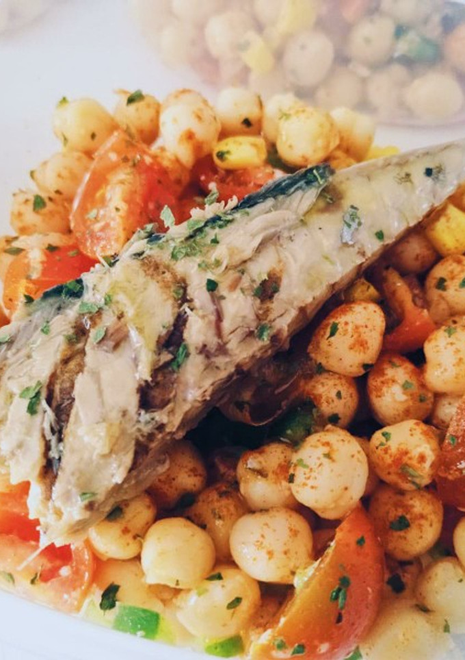 Una foto de Ensalada de garbanzos y caballa al grill