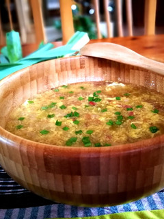 Una foto de Sopa de ajetes con jamón curado de pavo