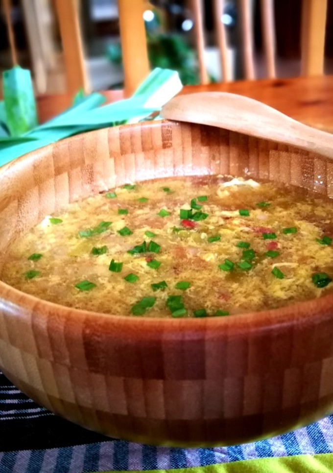 Una foto de Sopa de ajetes con jamón curado de pavo