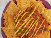 Una foto de nachos con carne