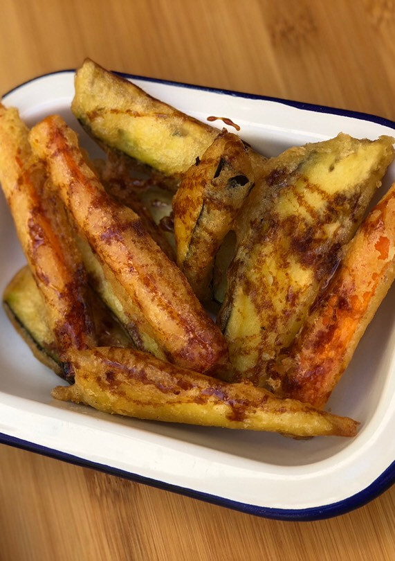 Una foto de Tempura de verduras con miel de caña!