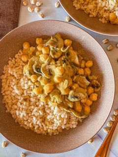 Una foto de Curry de garbanzos y champiñones con arroz