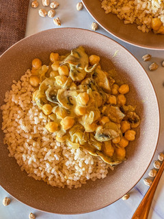 Una foto de Curry de garbanzos y champiñones con arroz