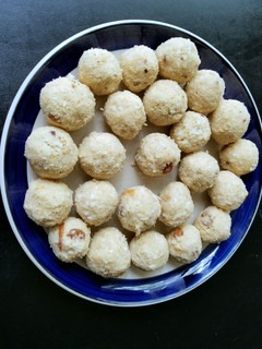 A picture of Coconut Rava ladoo.