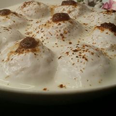 A picture of Dahi ballay chaat.
