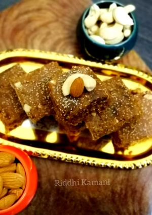 ડ્રાયફ્રૂટસ્ સુખડી (Dryfruits Sukhdi Recipe In Gujarati) રેસીપી મુખ્ય ફોટો