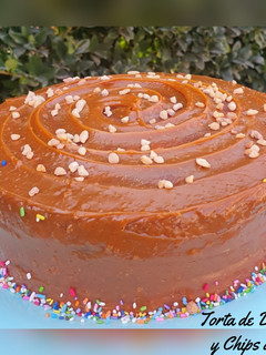 Una foto de Torta de Vainilla con Dulce de Leche y Chips de Chocolate 🍰