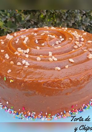 Una foto de Torta de Vainilla con Dulce de Leche y Chips de Chocolate 🍰
