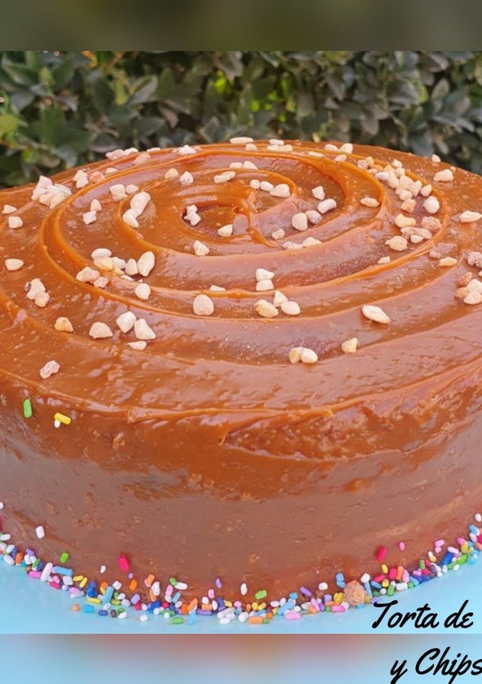 Una foto de Torta de Vainilla con Dulce de Leche y Chips de Chocolate 🍰