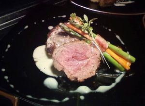 Una foto de Filete de res en costra de albahacar y salsa de amaretto
