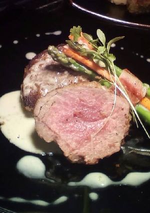 Una foto de Filete de res en costra de albahacar y salsa de amaretto