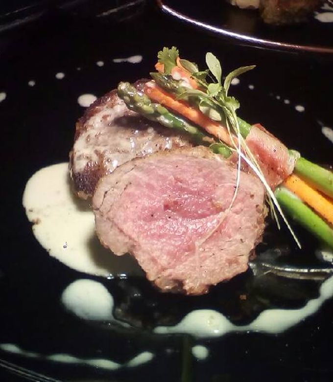 Una foto de Filete de res en costra de albahacar y salsa de amaretto