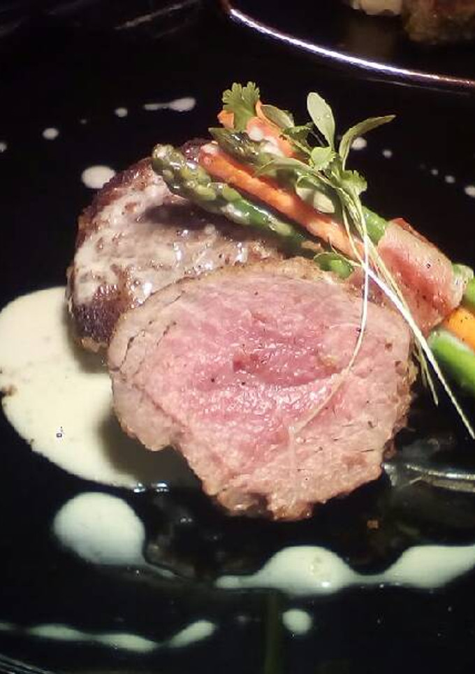 Una foto de Filete de res en costra de albahacar y salsa de amaretto