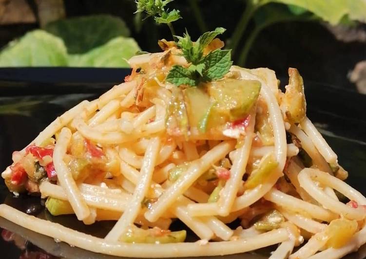 Simple Way to Prepare Super Quick Homemade Pasta Zucchine e Pomodori e mandorle tostate 👍😋🤗